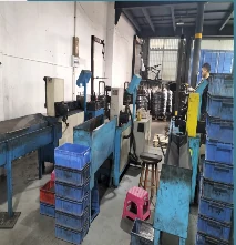 钢丝开料 — 自动高速钢丝开料与尺寸准备。